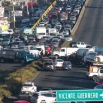 Piperos bloquean carreteras mexiquenses por cierre de pozos