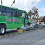 Autobús se impacta contra barrera en trébol de Escamela
