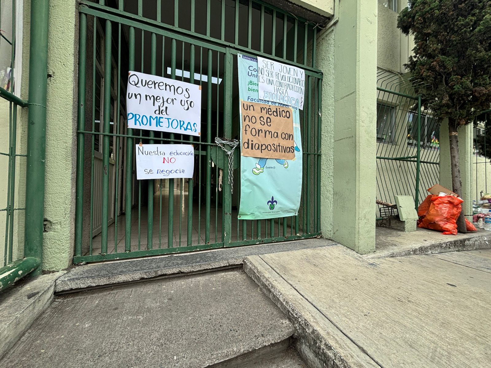 Segundo día de paro en Medicina: estudiantes exigen respuestas y diálogo directo con Rectoría